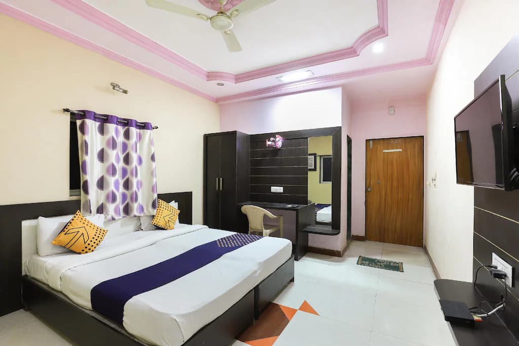 Hotel Room 5